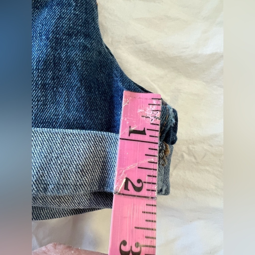 Levis | WMS SZ 27 | Wedgie Shorts | High Rise Button Fly Cuffed Hem Medium Wash - Picture 7 of 9